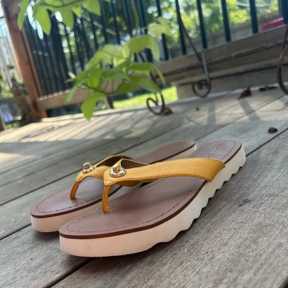 COACH Shelly Turnlock Flip Flop Sandal Yellow Leather Women's Slippers Sz 6.5